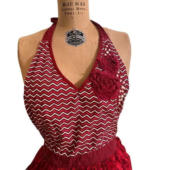 Simply Envogue Red and White Frilled and beaded pinafore kitchen apron - Picture 3 of 10